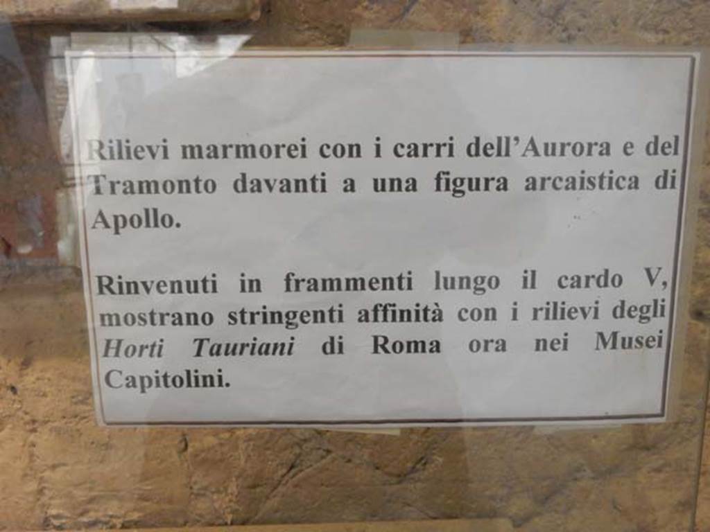 V.8 Herculaneum. May 2018.
Room 7, information notice regarding the fragments of marble relief found in Cardo V, displayed on south wall.
Photo courtesy of Buzz Ferebee.